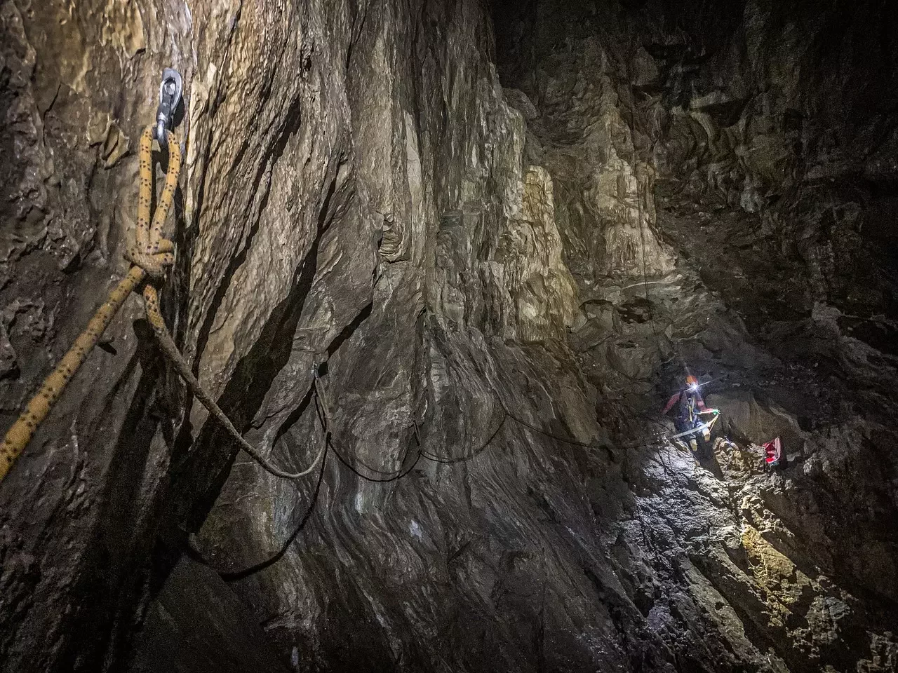 PELI SURVIVE 50 METER FALL DOWN A CAVE SHAFT